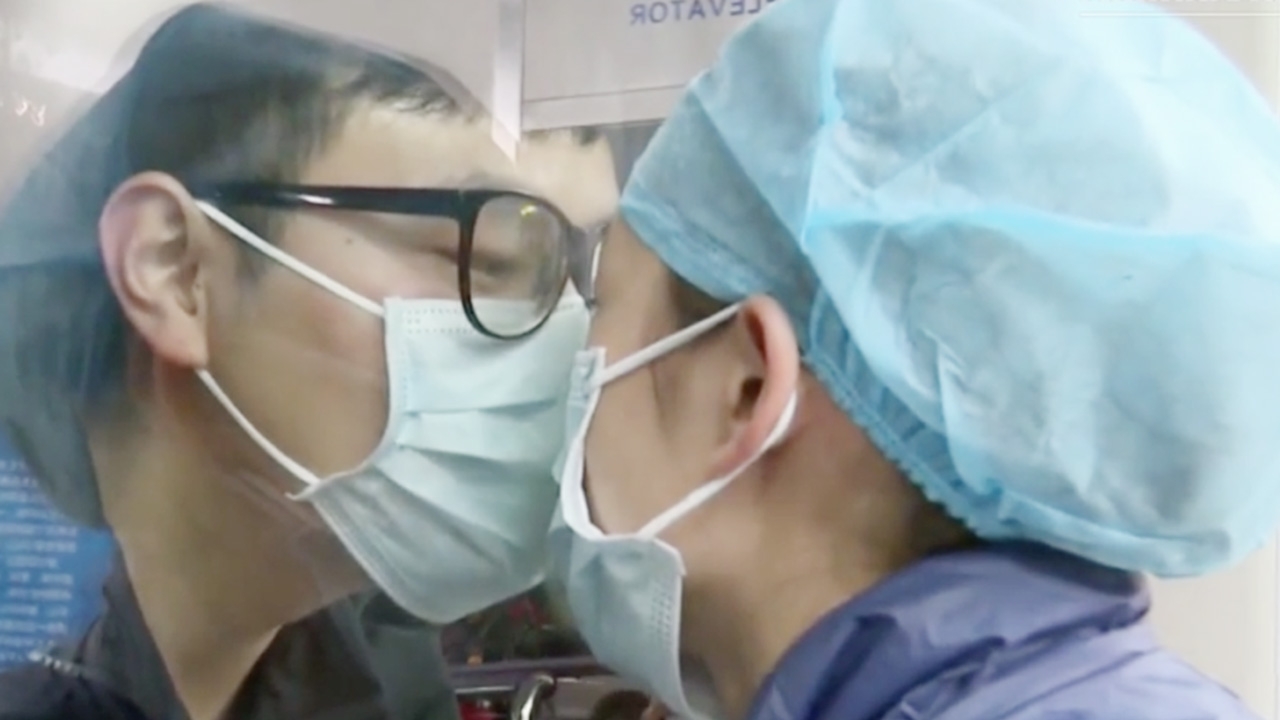 ความคิดถึงมันห้ามไม่ไหว พยาบาล ดูแลคนป่วยไวรัสโคโรนา นัดเจอแฟนผ่านกระจก (คลิป)