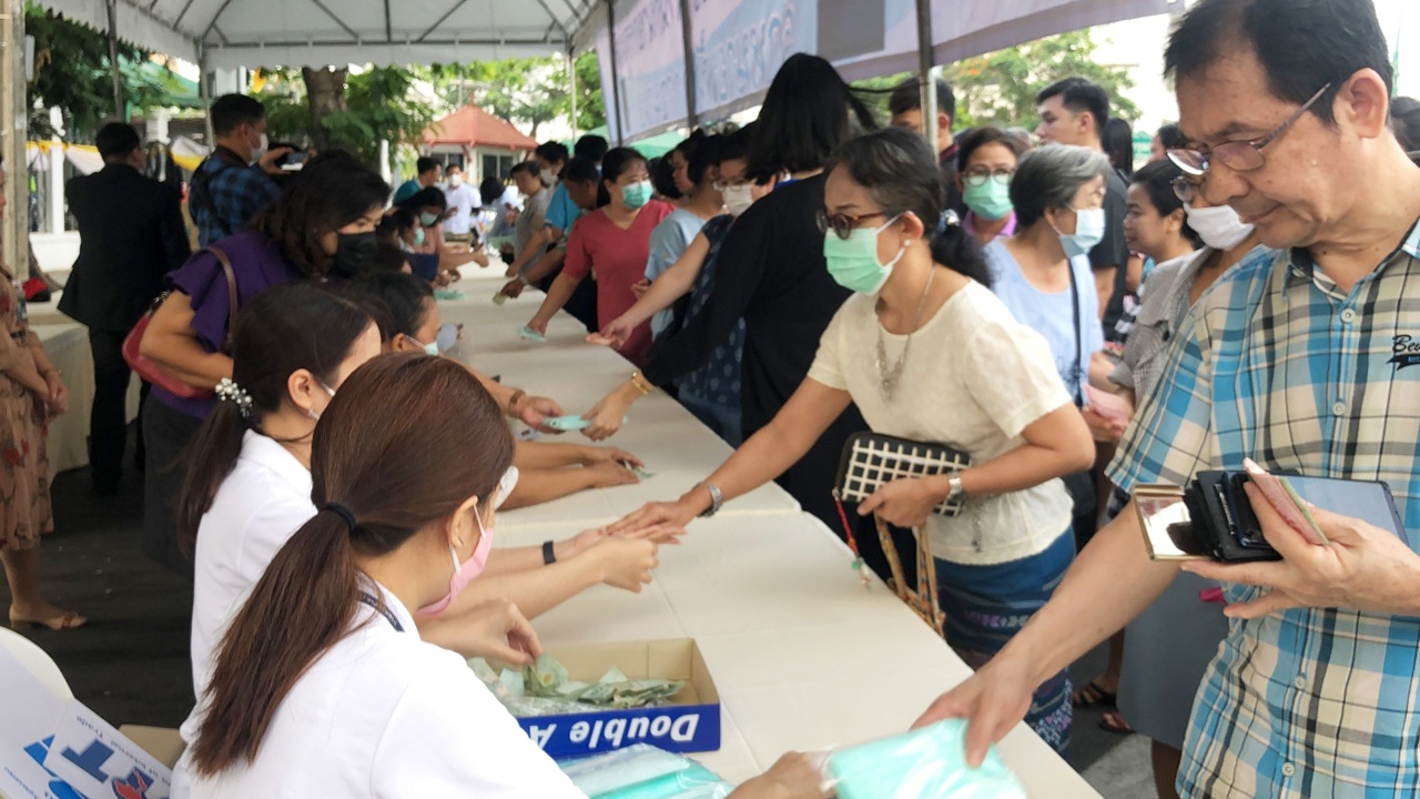 ปชช. แห่ต่อคิวซื้อหน้ากากอนามัย ทำเนียบฯ แจงไม่แจกฟรี หวั่นไปขายต่อ