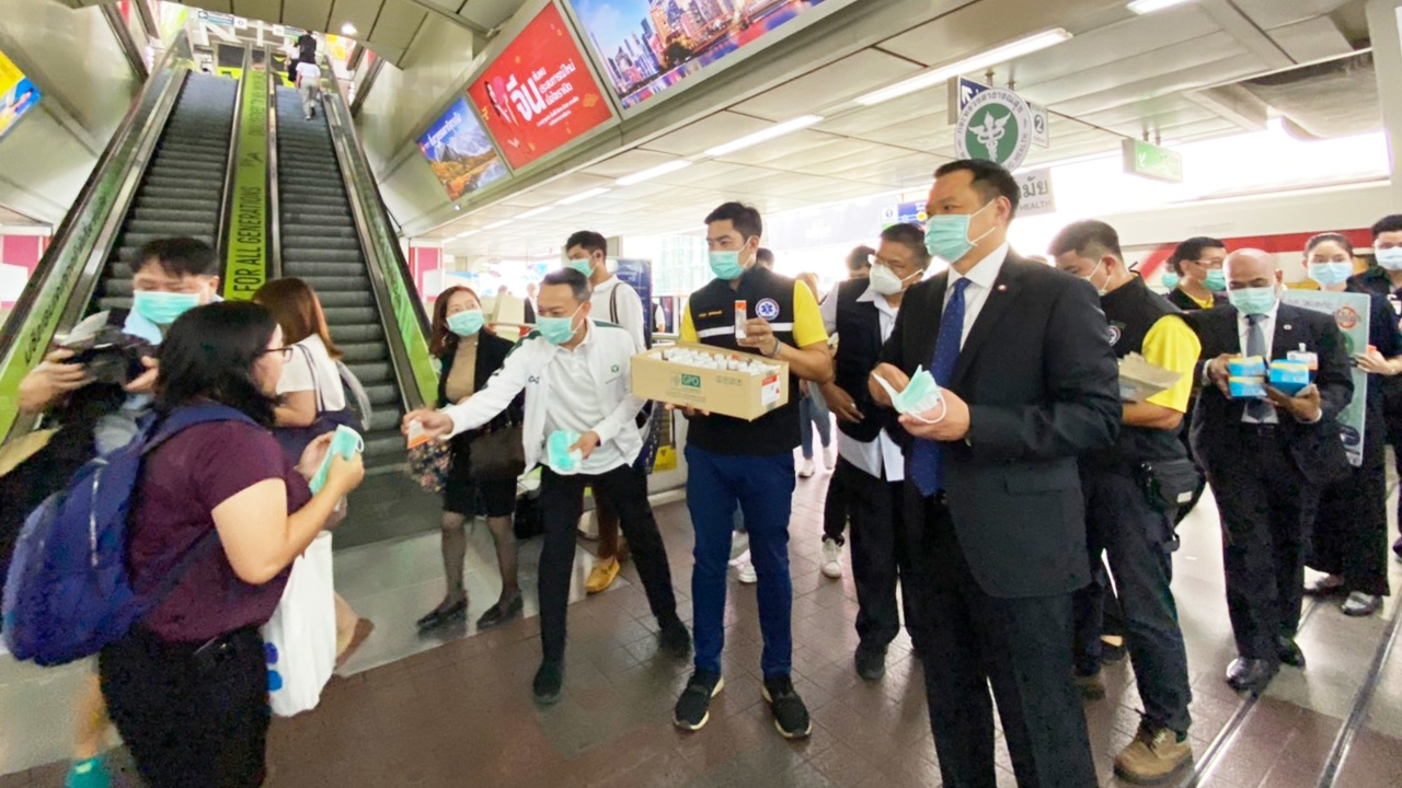 "อนุทิน" แจกหน้ากากอนามัย ซัดคนไม่สวม เมินรับ เป็นพวกทำร้ายบ้านเมือง