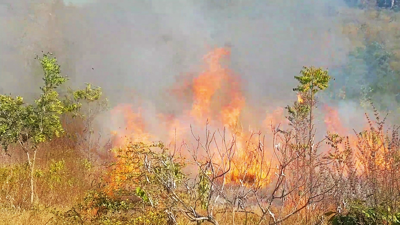 จนท.ดับไฟป่า รถดับเพลิง ขึ้นดอยหินระฆังสู้ไฟป่า ทำแนวกันไฟสกัดลุกลาม