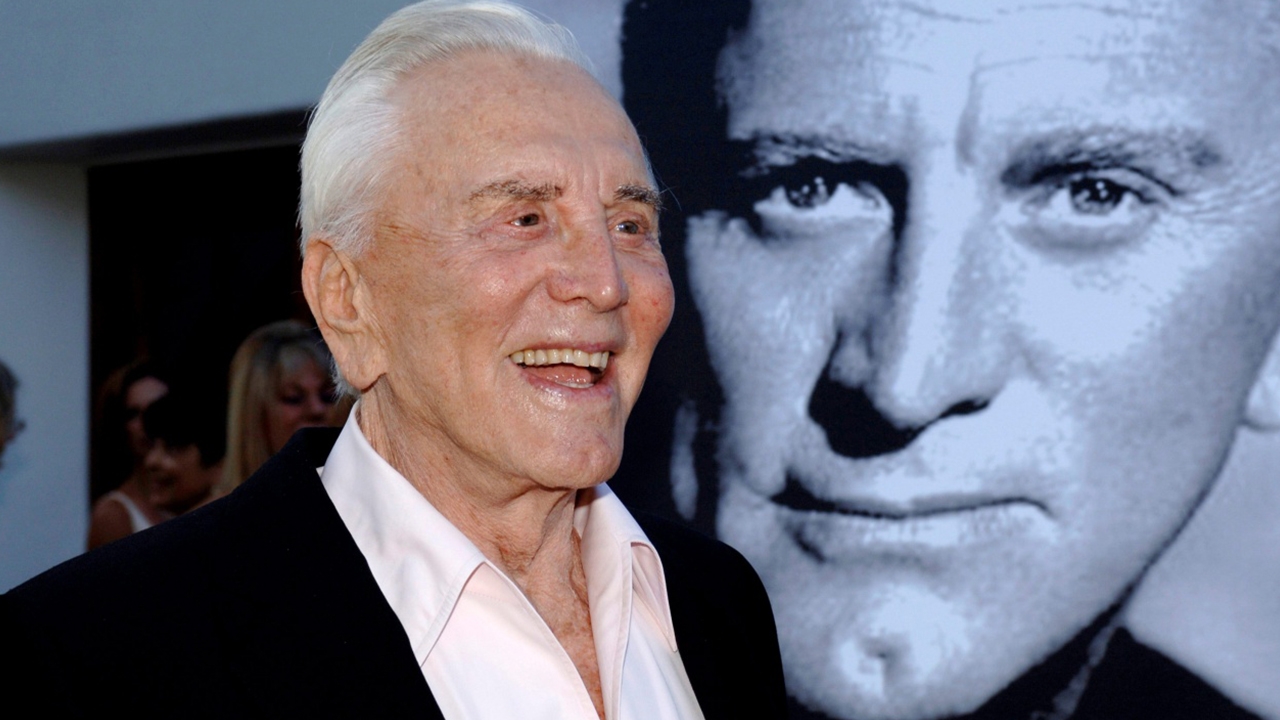 โลกอาลัย สิ้นตำนานฮอลลีวูด ‘เคิร์ก ดักลาส’ จากไปอย่างสงบ ด้วยวัย 103 ปี