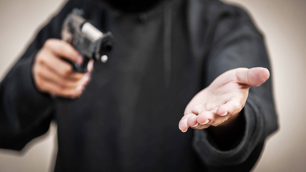 หนุ่มเล่านาที ถูกเด็กวัย 13 ใช้ปืนปลอมจี้เอว ขอเงินหน้าร้านสะดวกซื้อ