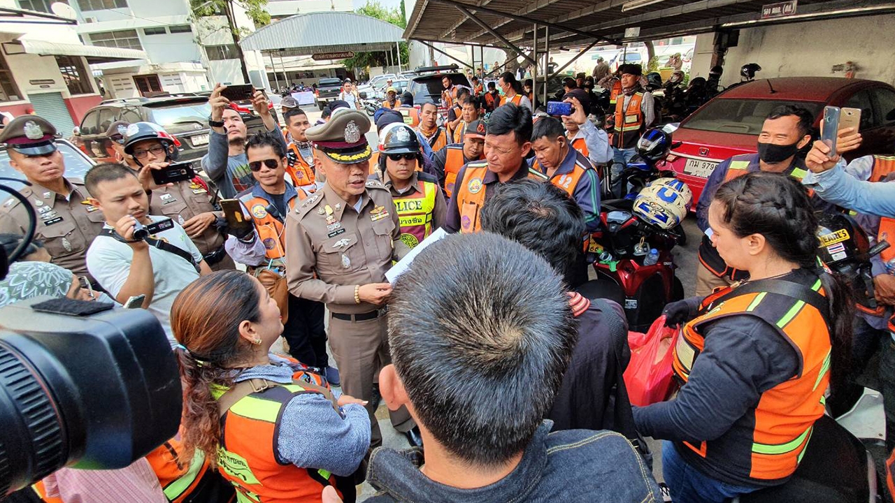 แน่นโรงพัก แจ้งเอาผิด “อธิบดีกรมขนส่งฯ” ปล่อยแกร็บไบค์ รับผู้โดยสาร