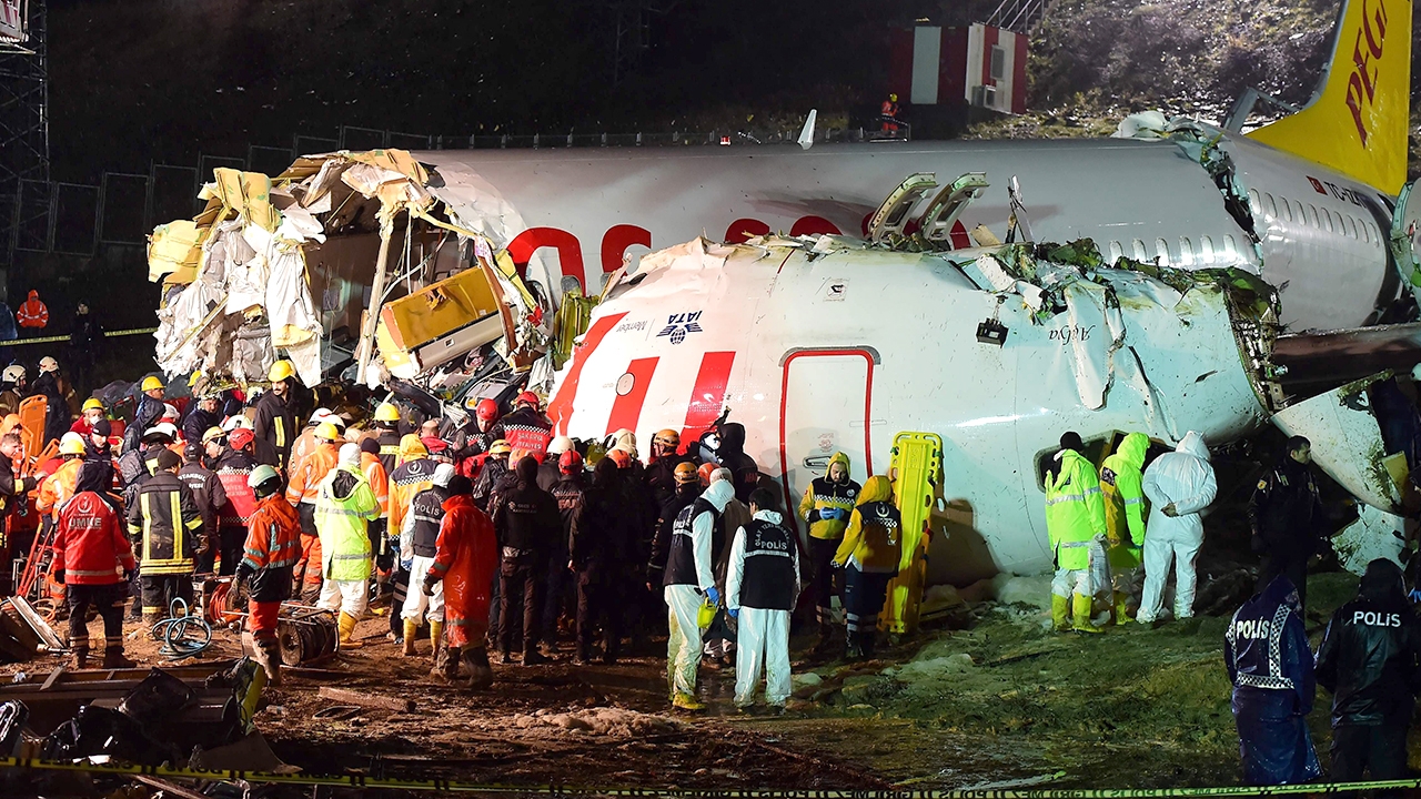 ช็อก บินตุรกีไถลหลุดรันเวย์ ขาด 3 ท่อน ดับ 1 ศพ เจ็บกว่า 150 ราย (คลิป)