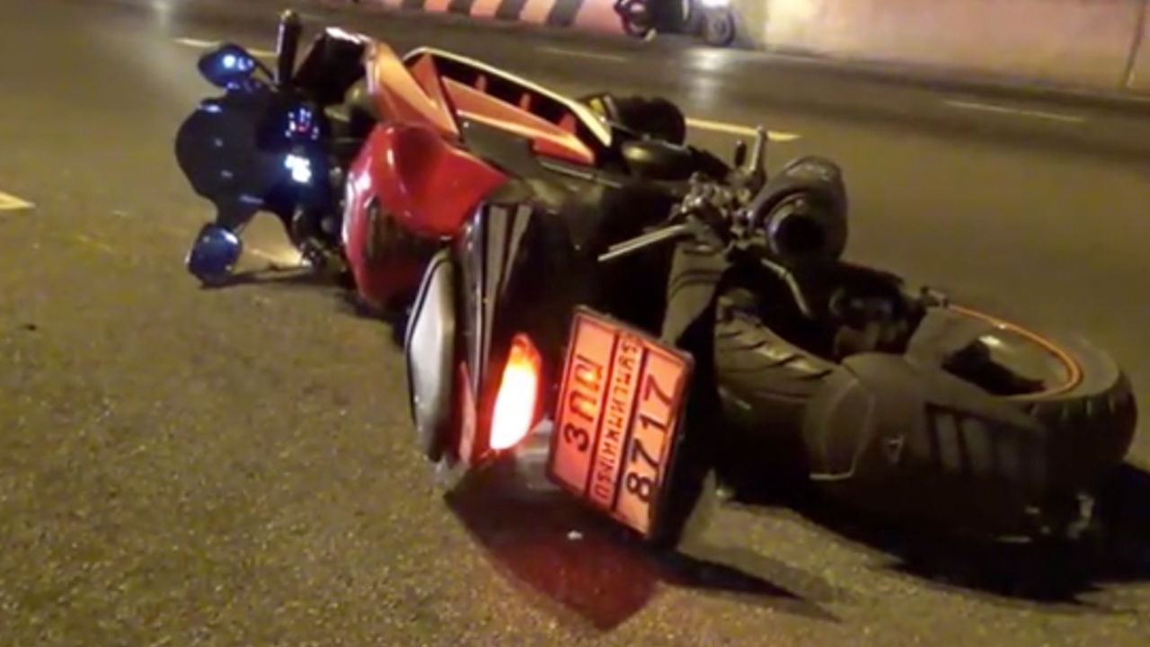 หนุ่มซิ่ง จยย.เสียหลัก พุ่งชนเกาะกลางสะพาน ร่างลอยกระแทกเสาไฟดับคาที่