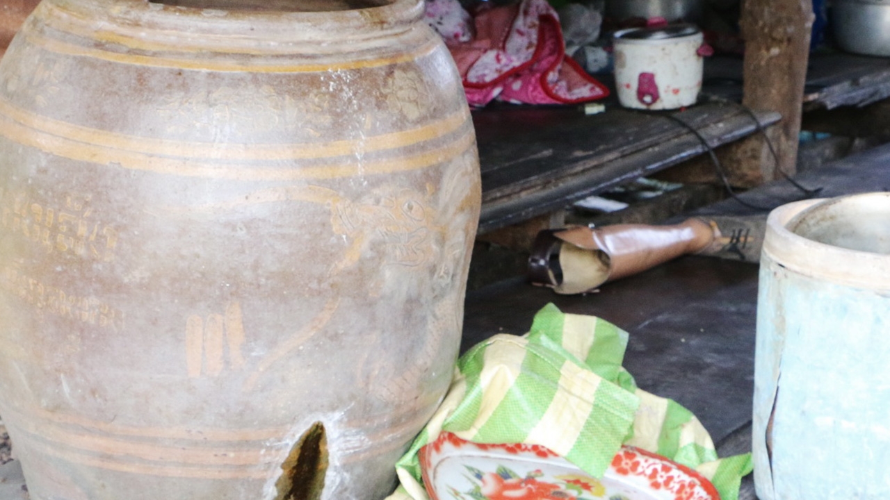 ผีฟ้องขาซ้ายโผล่ให้เห็นศพ ชายพิการขาขาดอยู่คนเดียว หัวทิ่มตกโอ่งน้ำดับ