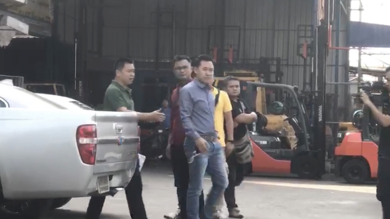 ด่วน ตำรวจนำหมายจับ "ทนายษิทรา" แสดงหลักฐานเท็จต่อศาล คดี "เอมี่"