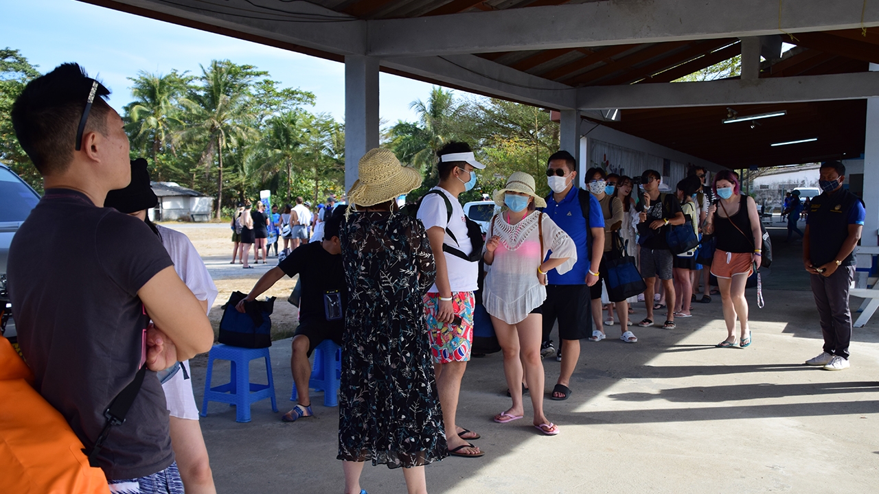 นักท่องเที่ยวต่างชาติ ไม่หวั่นไวรัสโคโรนา แห่ไปเกาะสิมิลันคึกคัก