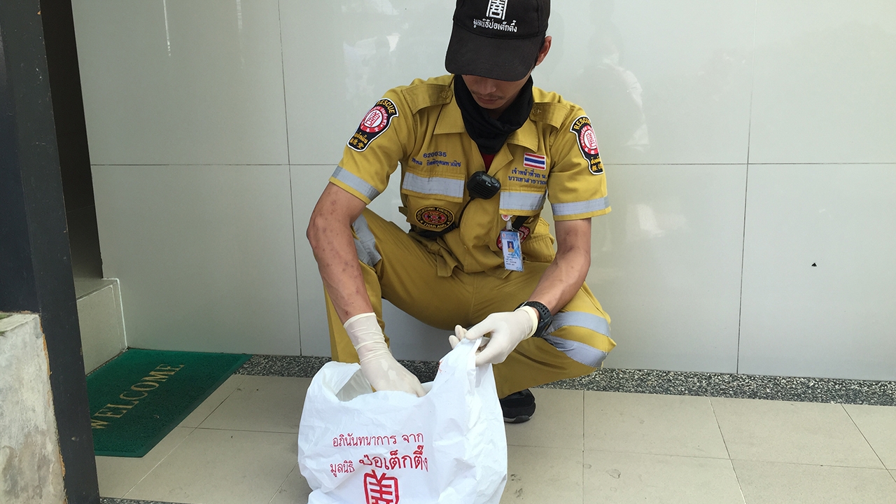 สะเทือนใจ พบศพทารกเพศชาย อายุครรภ์ 5 เดือน ติดในโถส้วม ตร.เร่งตามหาแม่