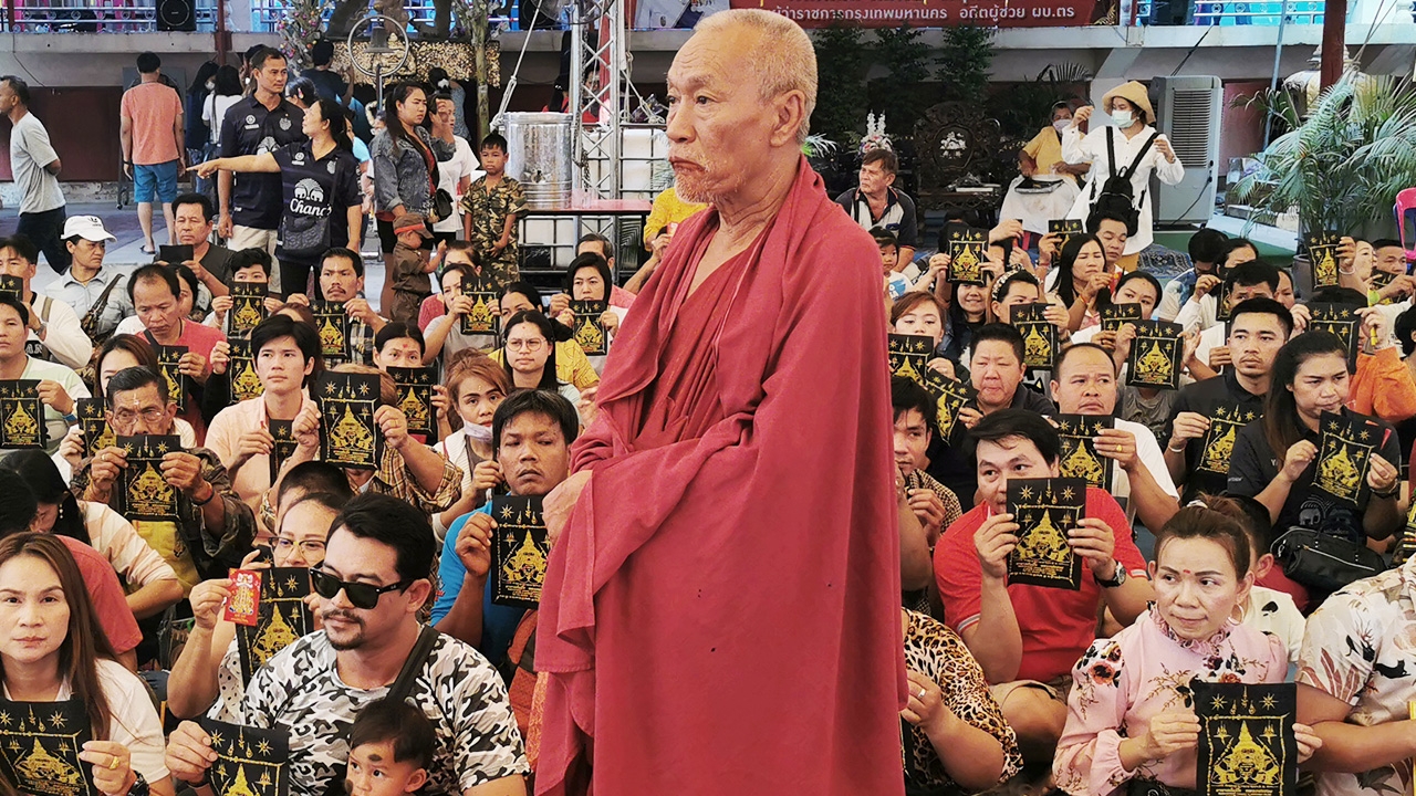 คนแย่งกันรับ "ผ้ายันต์พระราหูอมจันทร์" อาจารย์แป๊ะ หมดเกลี้ยงใน 30 นาที