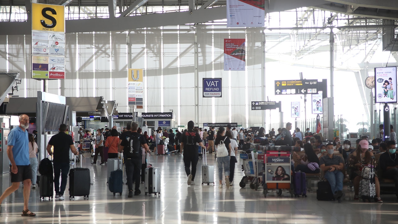 13 คนไทยชุดแรกจากฉงชิ่งกลับถึงไทย เผยทั้งน้ำตาดีใจแม้ยังไม่ได้เงินเดือน