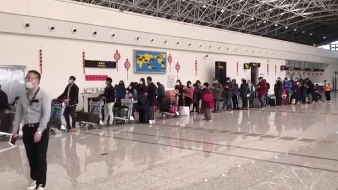 หนุ่มลำปางติดอยู่ที่จีน 7 วัน ดีใจได้กลับไทย ยินดีแม้ถูกกักตัวที่ดอนเมือง