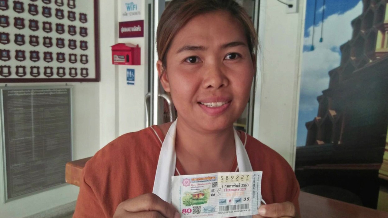 แม่ค้าข้าวโพดคั่วสุดเฮง แฟนซื้อให้ ถูกรางวัลที่ 1 รับ 6 ล้านบาท