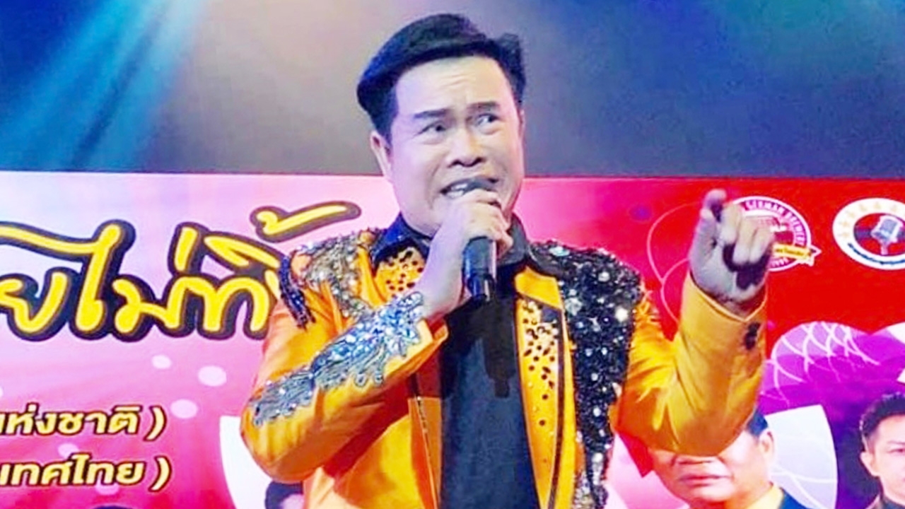 มนต์สิทธิ์ จัดหนักซื้อลอตเตอรี่เกือบหมดแผง แฟนเพลงอวยพรขอให้ถูกรางวัล