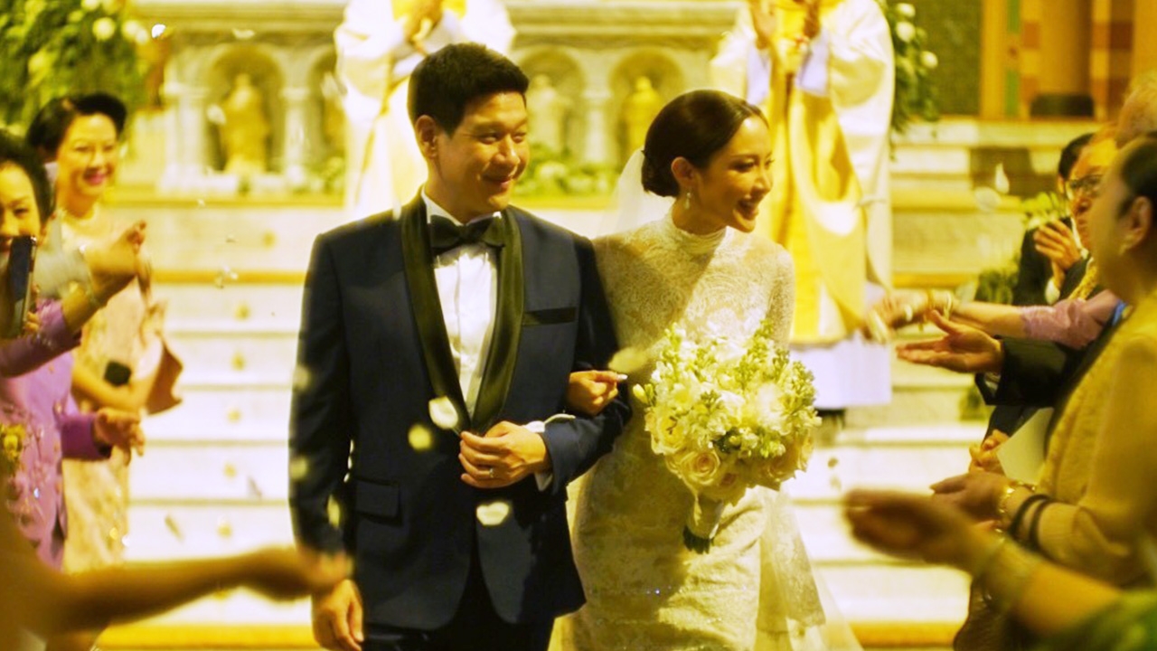 ชมภาพ น้ำชา ควงแขน ดร.วาว เข้าโบสถ์วิวาห์เรียบง่าย พิธีสวยงาม