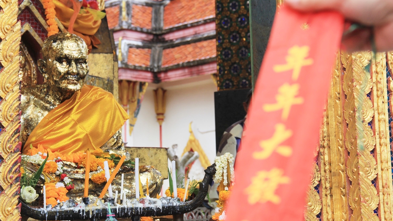 พึ่งบารมีหลวงปู่ทวด วัดช้างให้ จุดประทัด 250 นัดถวายไม่ลืมส่องเลขเด็ด (คลิป)