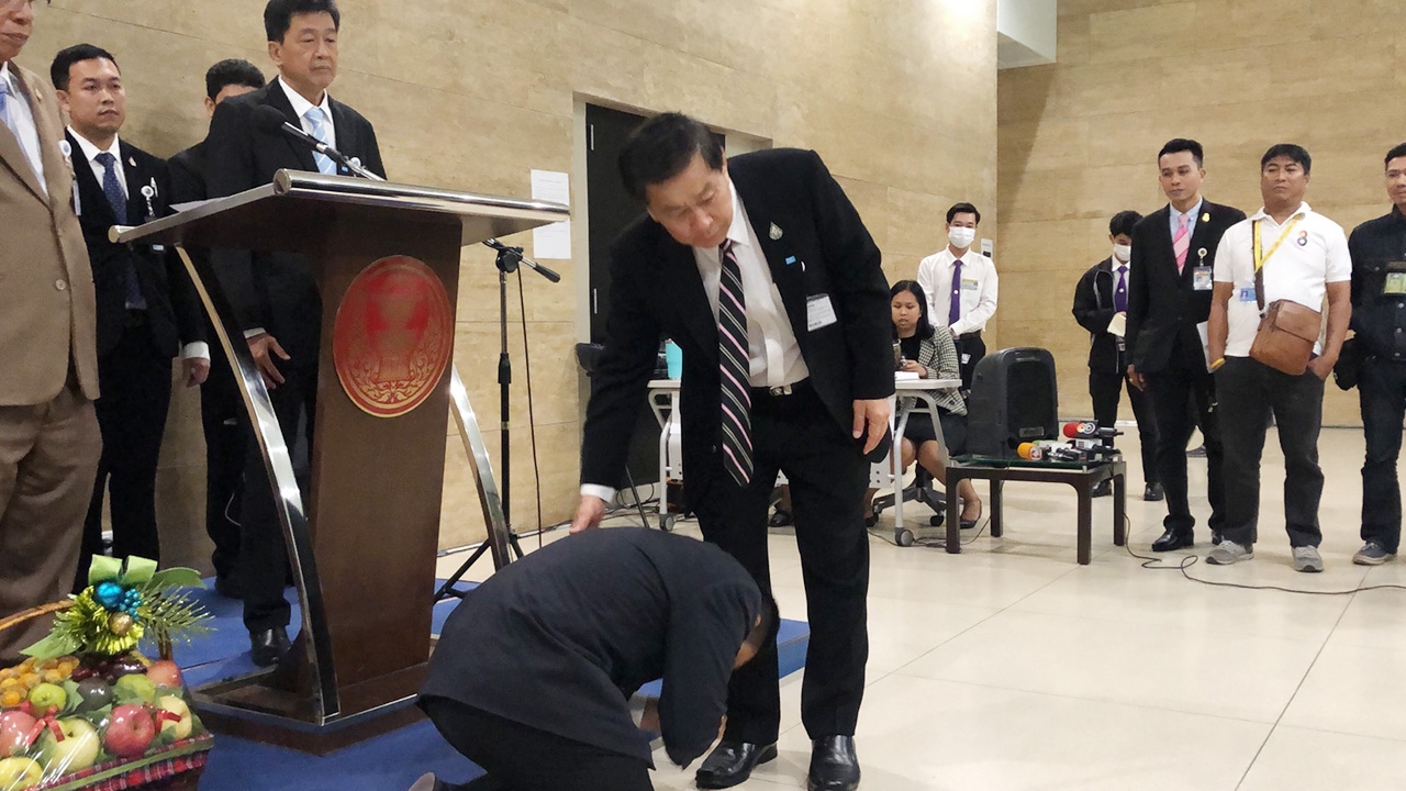 เปิดเหตุผล ทำไม "หมอธีร์" หมดลาย สุดท้ายต้องมากราบเท้า "เสรีพิศุทธ์" 