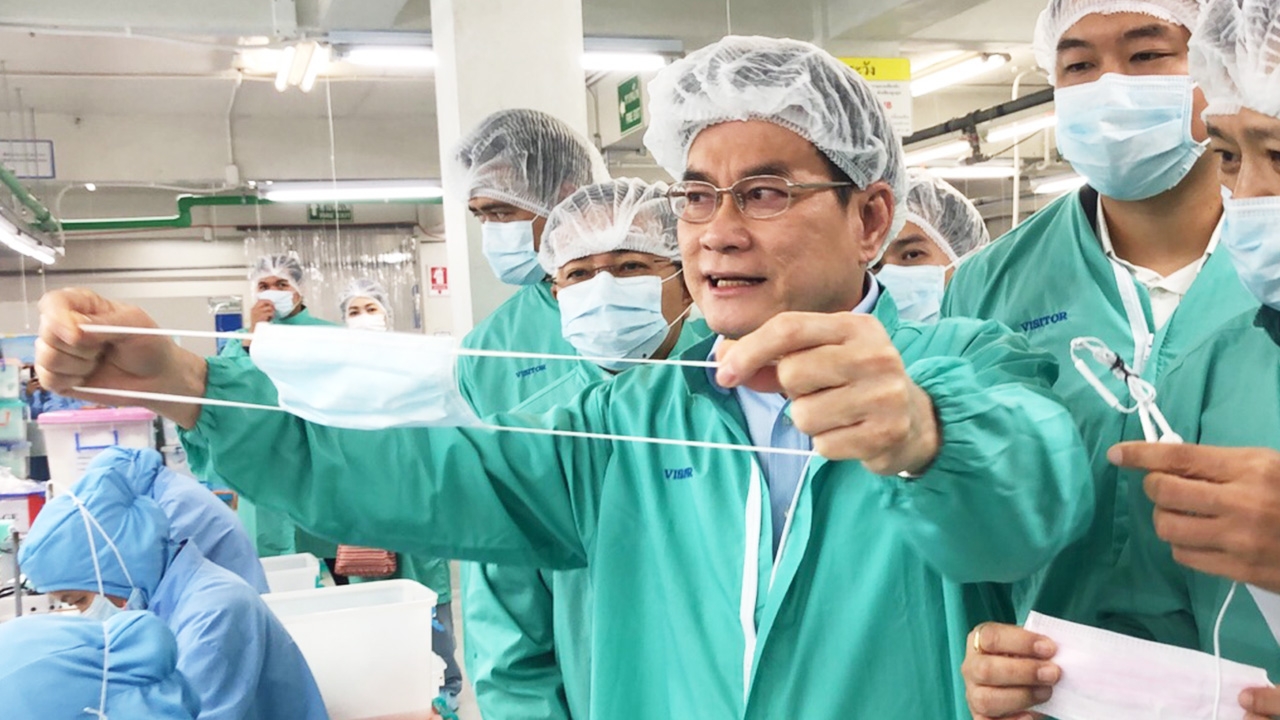 "จุรินทร์" ตรวจโรงงานหน้ากากอนามัย พบสินค้ามีพอความต้องการ วอนอย่ากักตุน