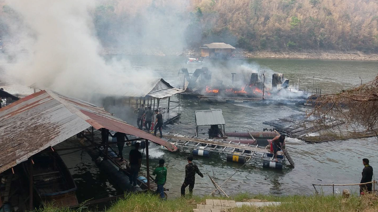 แพพักหรู "โฟล์ทติ้งเฮ้าส์" เขื่อนศรีนครินทร์ไฟไหม้ 3 หลังวอด 5.5 ล้าน