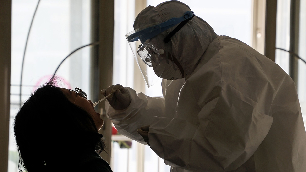 ยอดเหยื่อไวรัสโคโรนาพุ่ง 1,107 ราย สื่อเผย จนท.แพทย์ติดเชื้อกว่า 500 คน