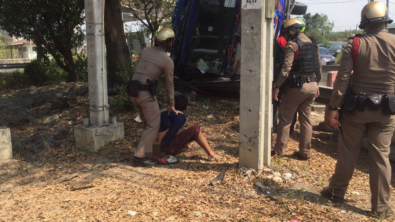 สิบล้อแหกด่านพลิกคว่ำ โชเฟอร์คอตก เพิ่งเสพยาบ้า ค้นรถซุกใบกระท่อม