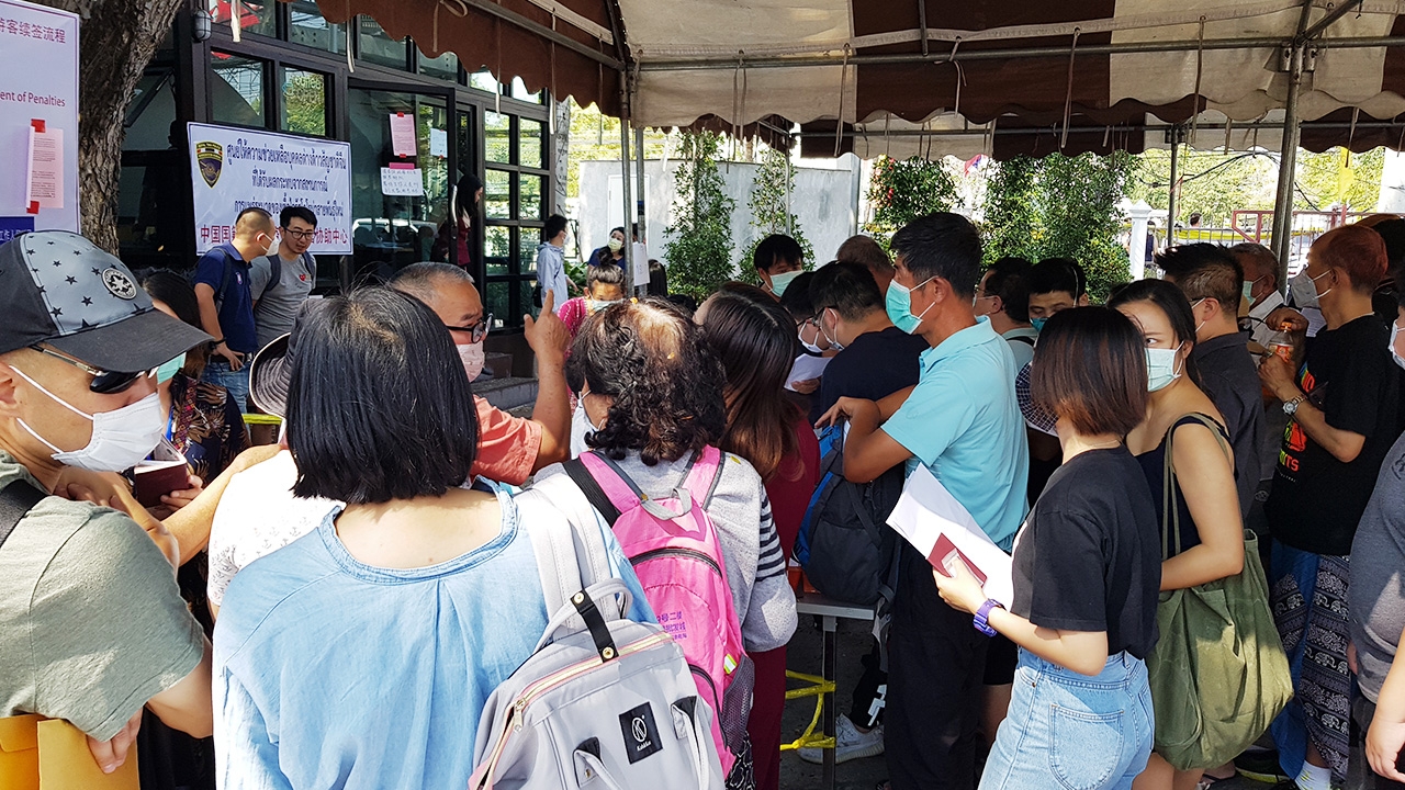 นักท่องเที่ยวจีนตกค้าง แห่ต่อวีซ่าขออยู่ต่อ ไม่ปรับชาวอู่ฮั่นโอเวอร์สเตย์