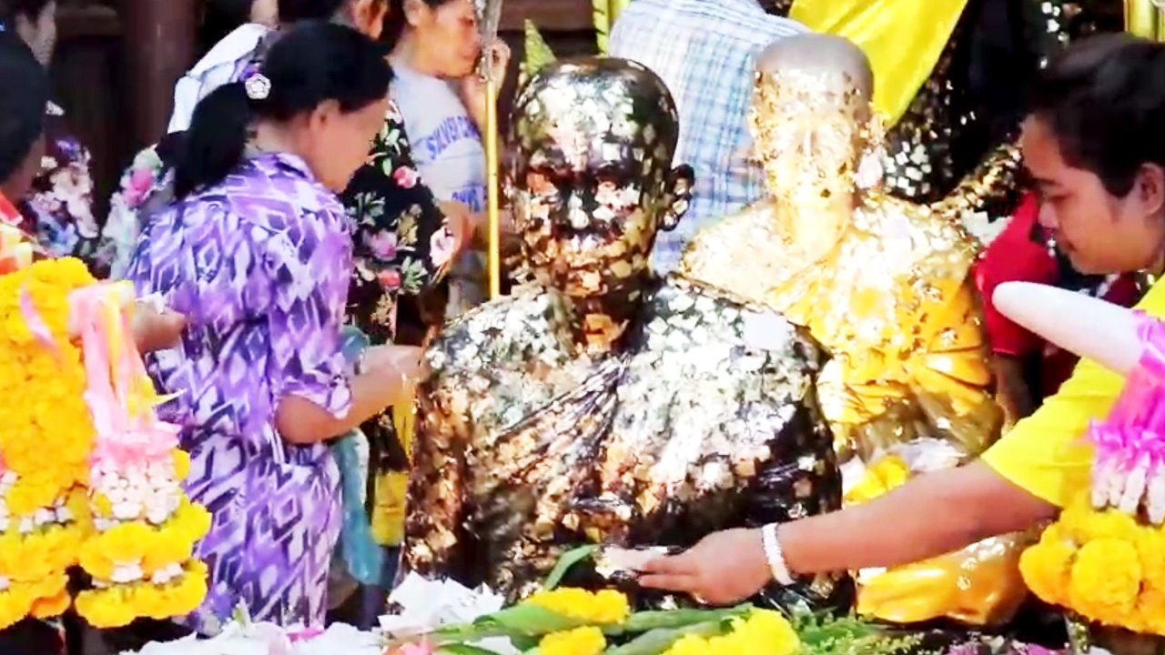ต่อแถวยาวเหยียด ปิดทอง "หลวงพ่อแดง" เชื่อด้านแคล้วคลาด โชคลาภ
