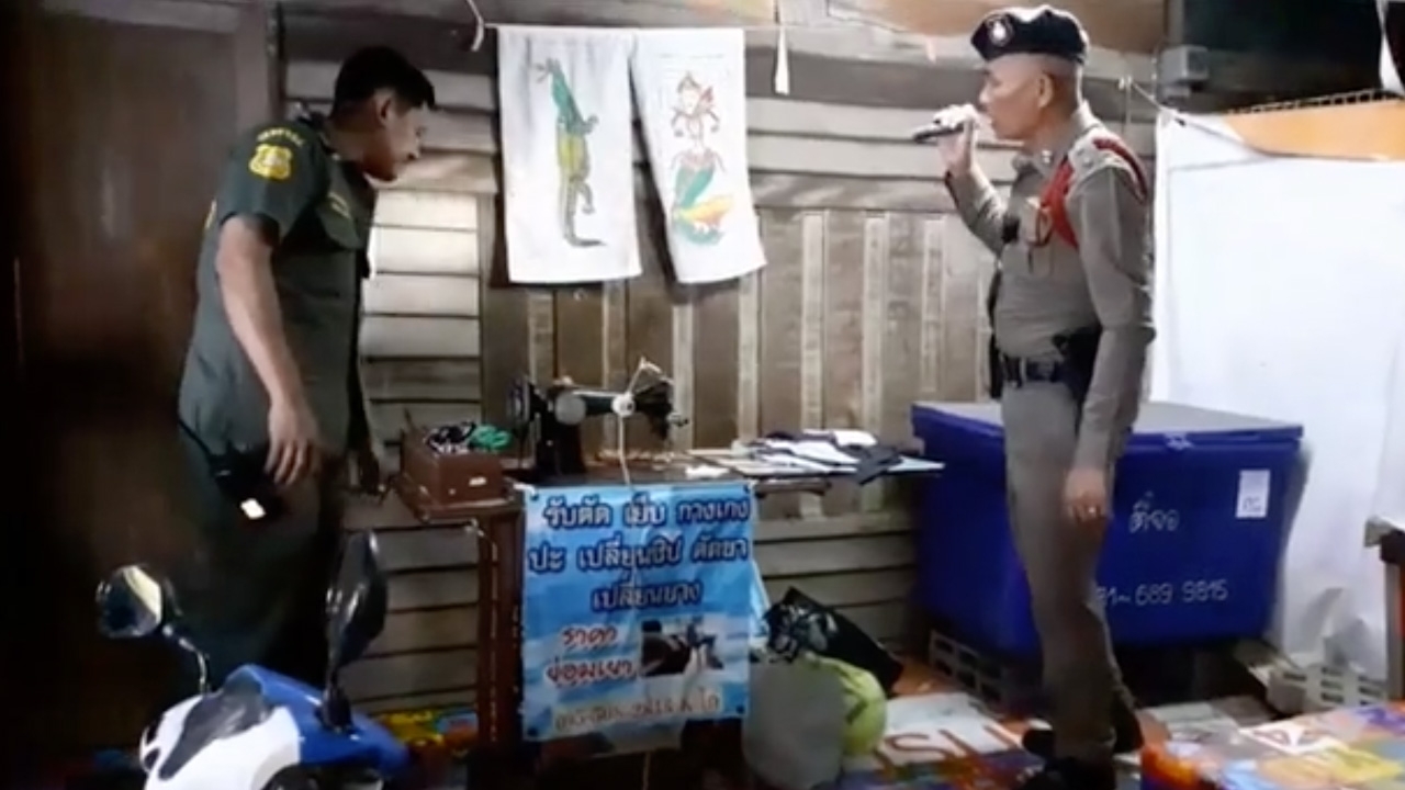 หญิงรับจ้างเย็บผ้าเครียดปัญหาส่วนตัว ผูกคอจบชีวิตตัวเองคาห้องเช่า