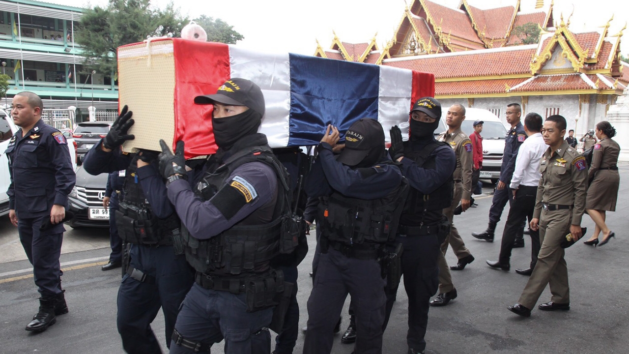 เพื่อนอรินทราช 26 ร่วมส่งศพ "ผู้กองปุ๊" คลุมด้วยธงชาติไทย กลับเชียงราย