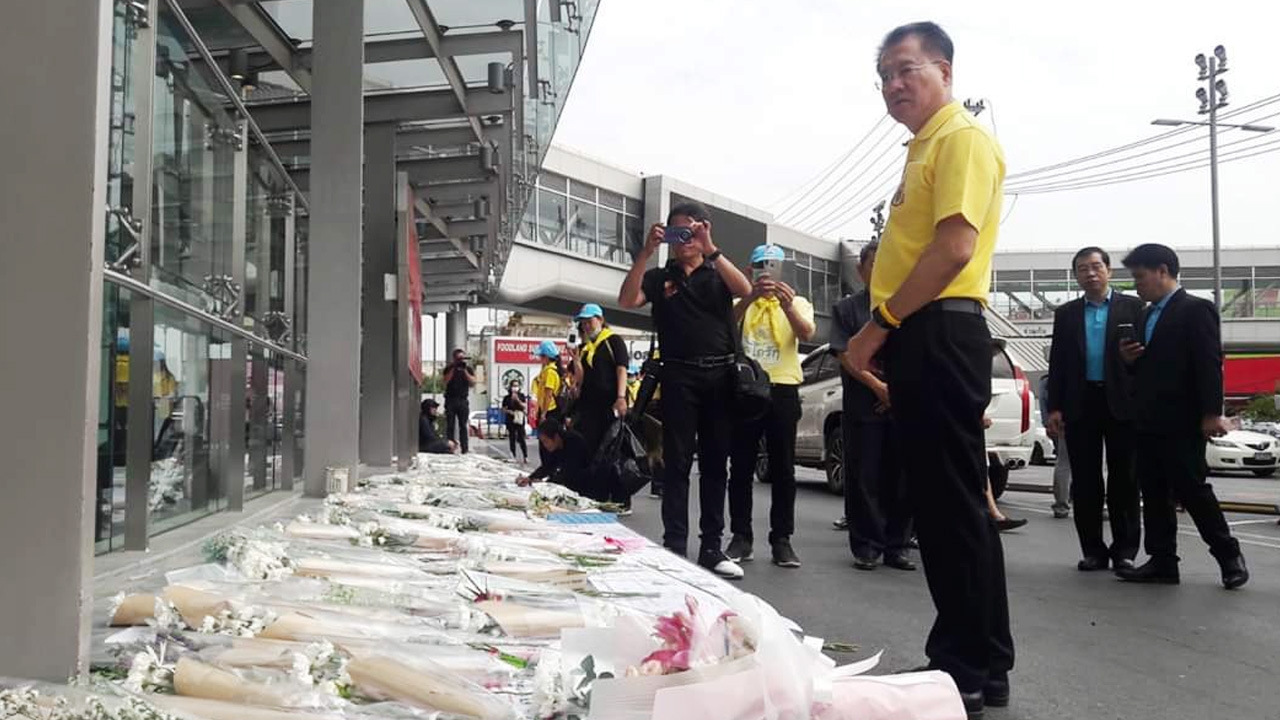 ผวจ.นครราชสีมา ยืนไว้อาลัยเหยื่อเหตุ กราดยิงโคราช หน้าห้างเทอร์มินอล 21