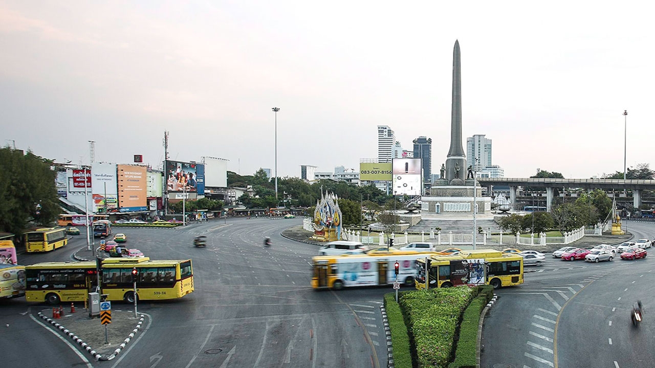 ห้องร้องทุกข์ : ชื่นชม ตร.จราจร แยกอนุสาวรีย์ชัย กวดขันไม่ให้จอดรถริมถนน