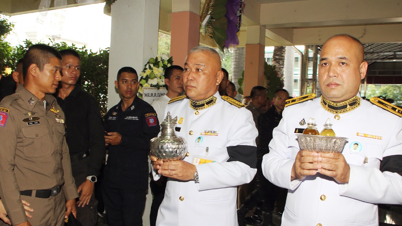 พระราชทานน้ำหลวงอาบศพ 2 วีรบุรุษ อรินทราช ผู้พลีชีพในเหตุกราดยิงโคราช