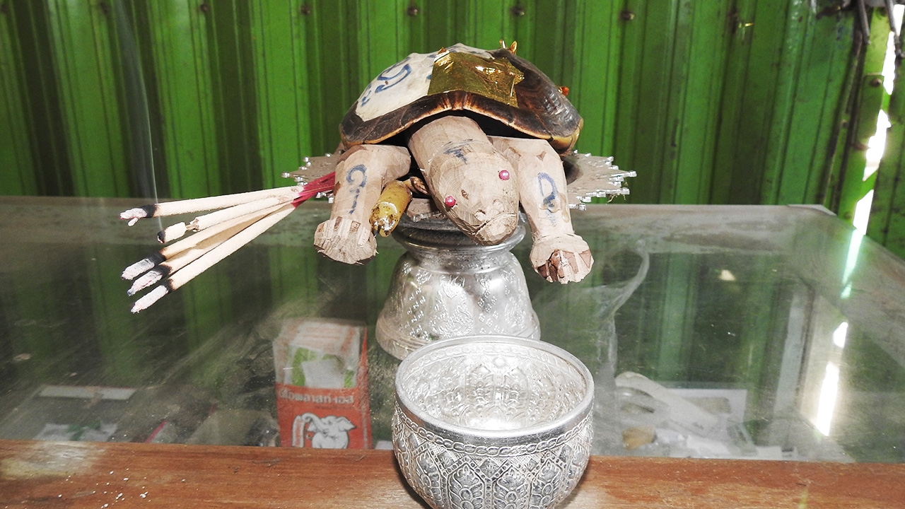 ส่องต่อไม่รอแล้วนะ ขันดอกน้ำมนต์ของพญาเต่าเรือน เห็นเลขเด็ด 2 ตัว 3 ตัว