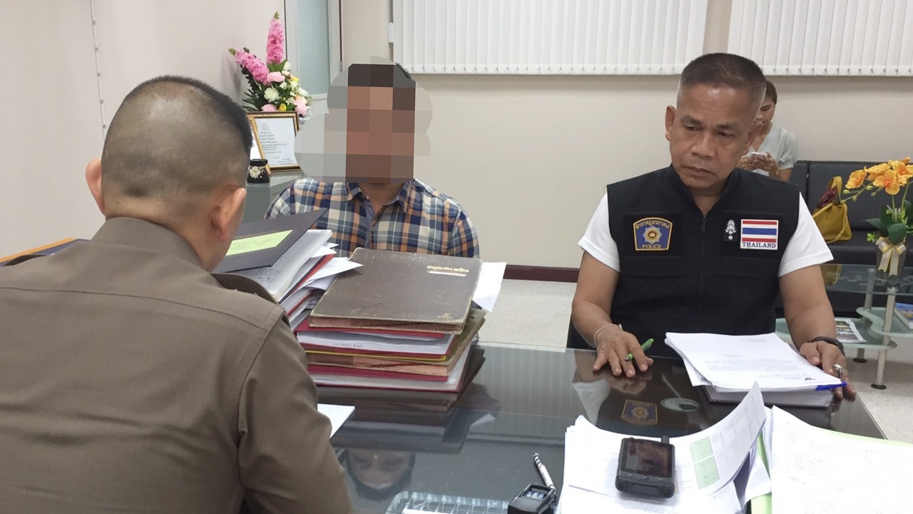 ตร.สุราษฎร์ฯ เรียกหนุ่มร้านป้ายคึกคะนองโพสต์รูปปืนมาสอบ เตือนอย่าทำอีก