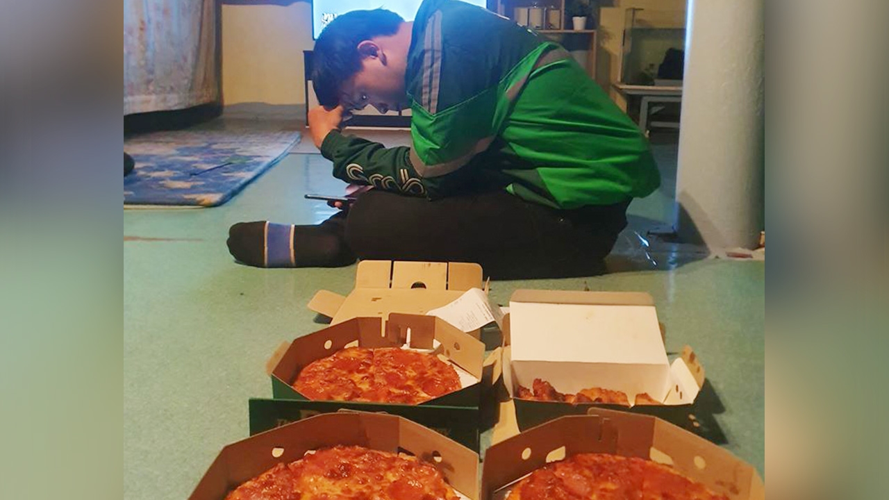 ไม่พร้อมอย่าสั่ง หนุ่มแกร็บนั่งคอตก เจอลูกค้าสั่งพิซซ่าหลายถาดแล้วไม่เอา