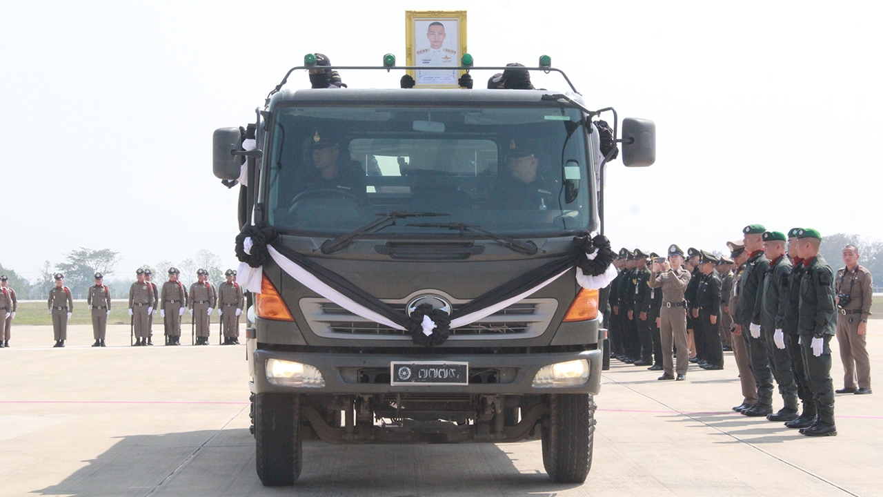 ขบวนกองเกียรติยศ รับศพ "ผู้กองปุ๊" ก่อนเคลื่อนขบวนไป วัดดงมะตื๋น