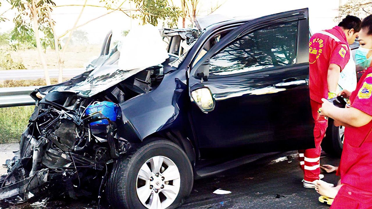 กระบะครอบครัวอัดท้ายสิบล้อยับ พ่อลูกตาย 2 ศพ บนถนนบายพาสที่ อ.หัวหิน