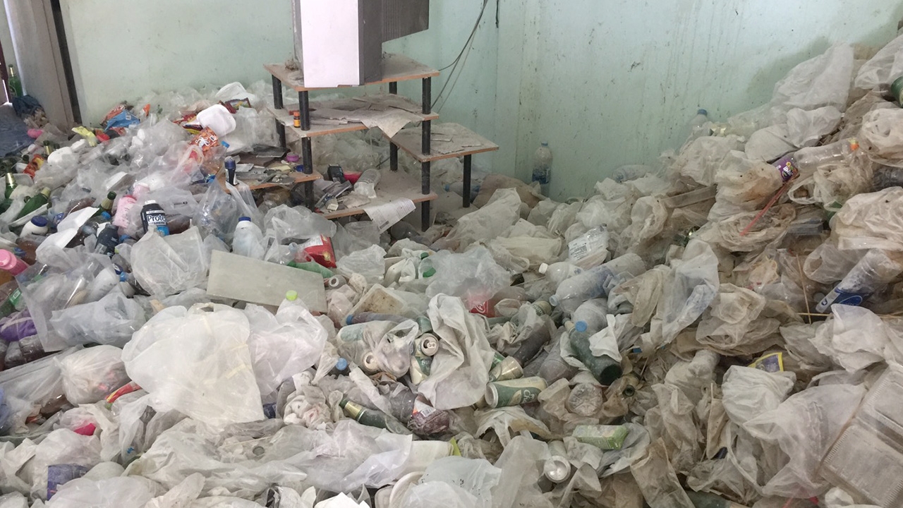 เจ้าของเข่าอ่อน คนเช่าหนี ทิ้งภูเขาขยะเต็มห้อง สยองขวดใส่น้ำปัสสาวะ