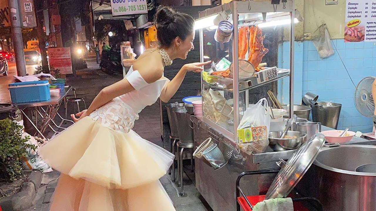 ยอมแล้วจ้าชุด ริต้า ศรีริต้า ใส่กินบะหมี่หมูแดงร้านริมถนน