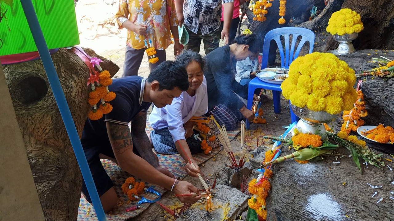 ชาวบ้านแห่ขอหวย "เจ้าแม่ตะเคียนทอง" หลังงวดที่แล้วให้โชค