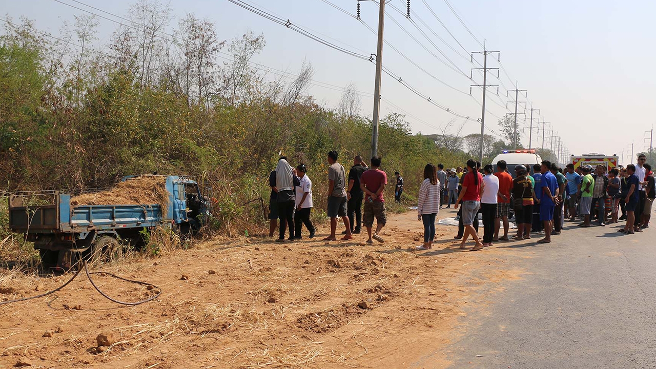 เก๋งชนรถบรรทุกดิน อัดก๊อบปี้ตาย 3 สลด ศพสาวใหญ่กอดหลานแน่น