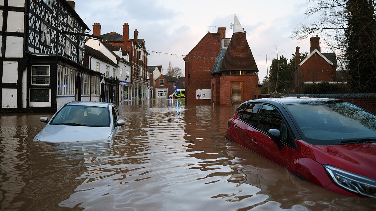 พายุเดนนิสถล่ม ยูเคประกาศ ‘สถานการณ์ภัยพิบัติ’ เตือนภัยน้ำท่วม 600 จุด