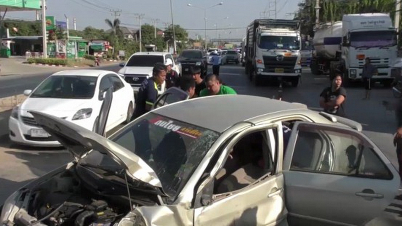 ขับเก๋งทะเลาะเมีย เผลอลูก4ขวบดึงพวงมาลัย ทำรถชนเสาไฟฟ้าเจ็บ 3 เด็กสาหัส