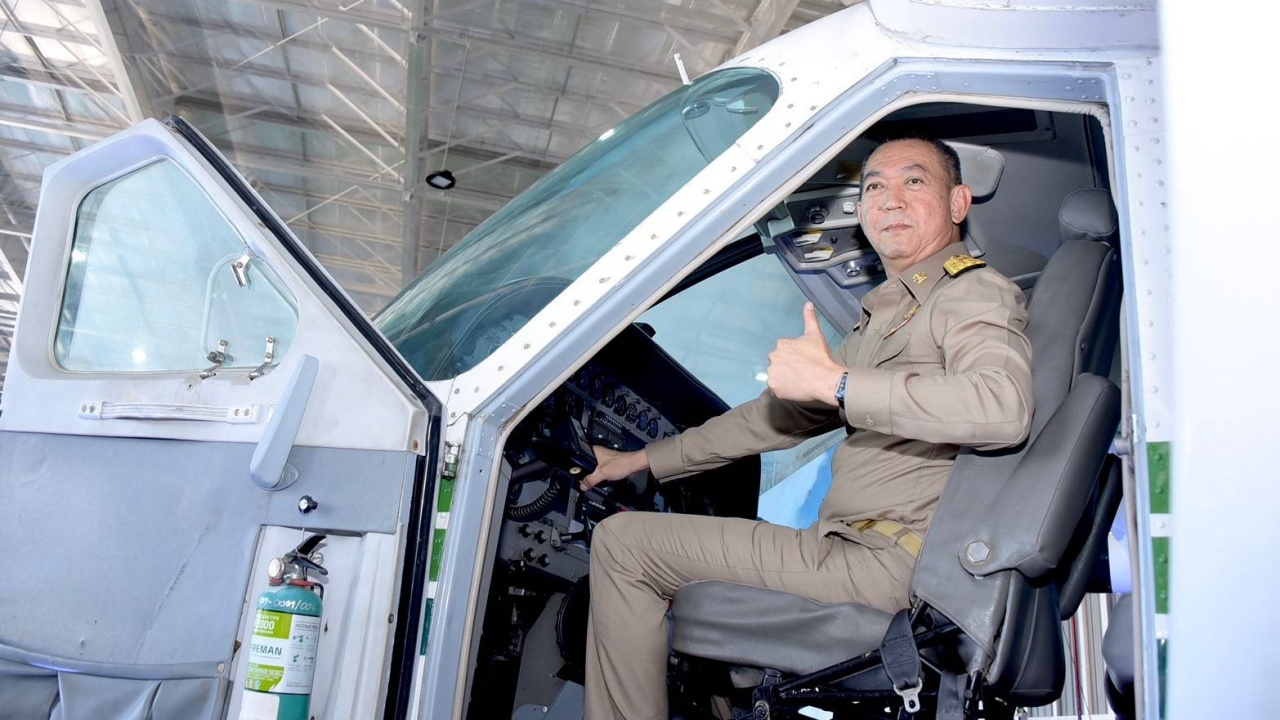 'เฉลิมชัย' เปิดปฏิบัติการฝนหลวงสู้ภัยแล้ง ปี 63 ตั้งหน่วยช่วยเกษตร