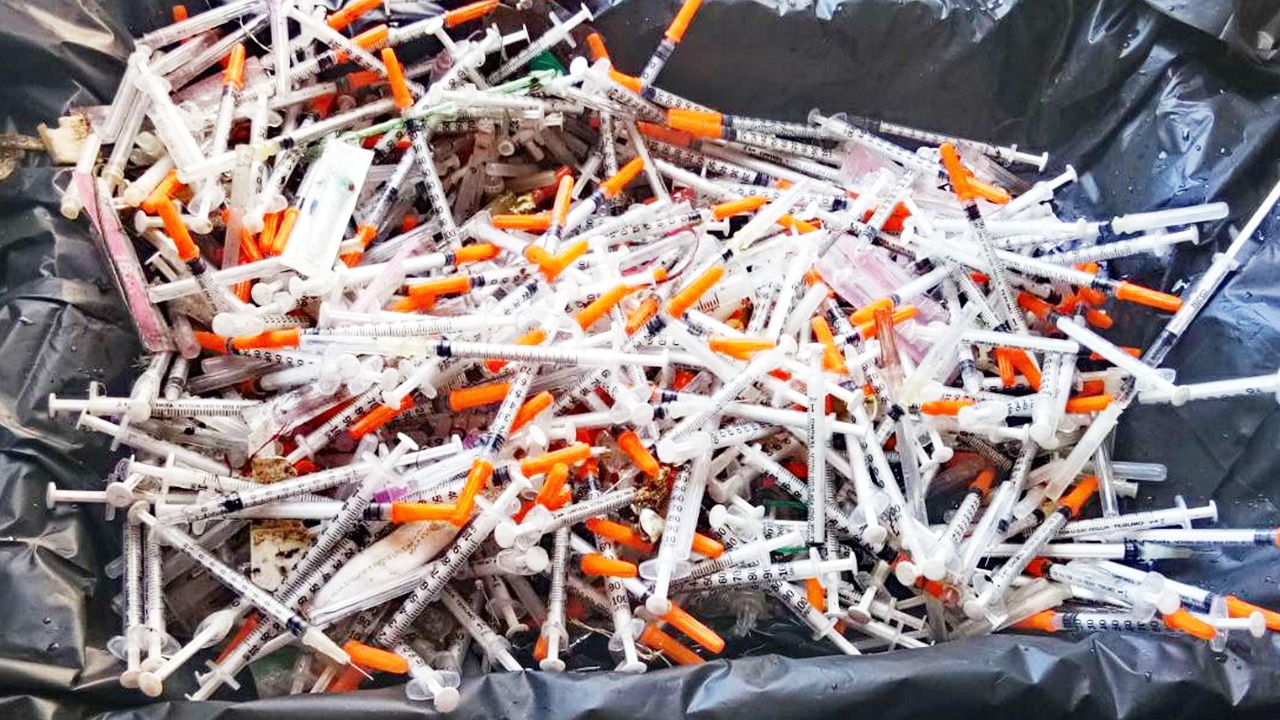 ผวา เข็มฉีดยา หลอดเลือด เกลื่อนหาดชุมชนแสมสาร หวั่นเป็นแหล่งแพร่เชื้อ