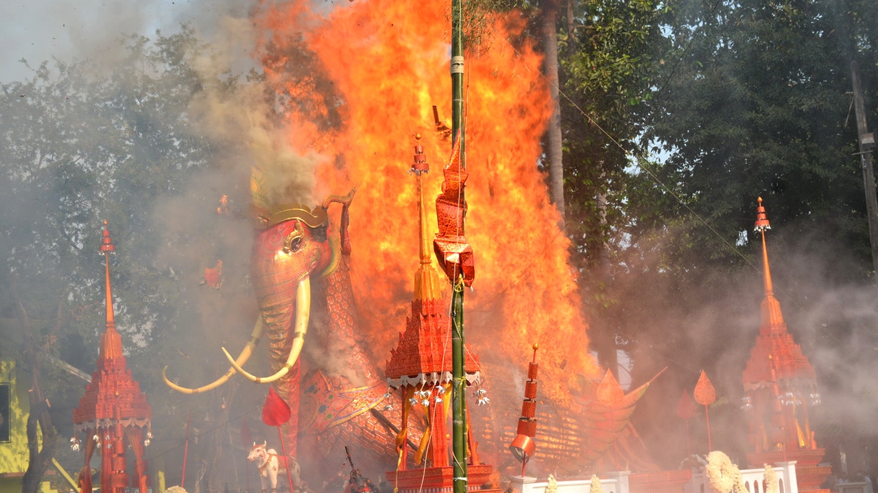 ตะลึงทั้งงาน ศพหลวงพ่อพันเทวาเผาแล้วไม่ยอมไหม้ ต้องรอจนพระอาทิตย์ตกดิน