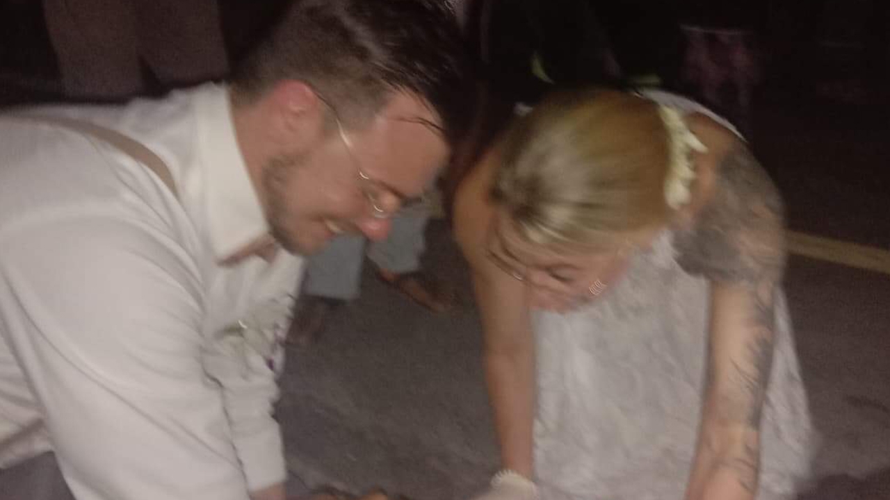 สุดประทับใจ คู่บ่าวสาวชาวต่างชาติ จอดรถช่วยคนไทยถูกรถชนจนปลอดภัย