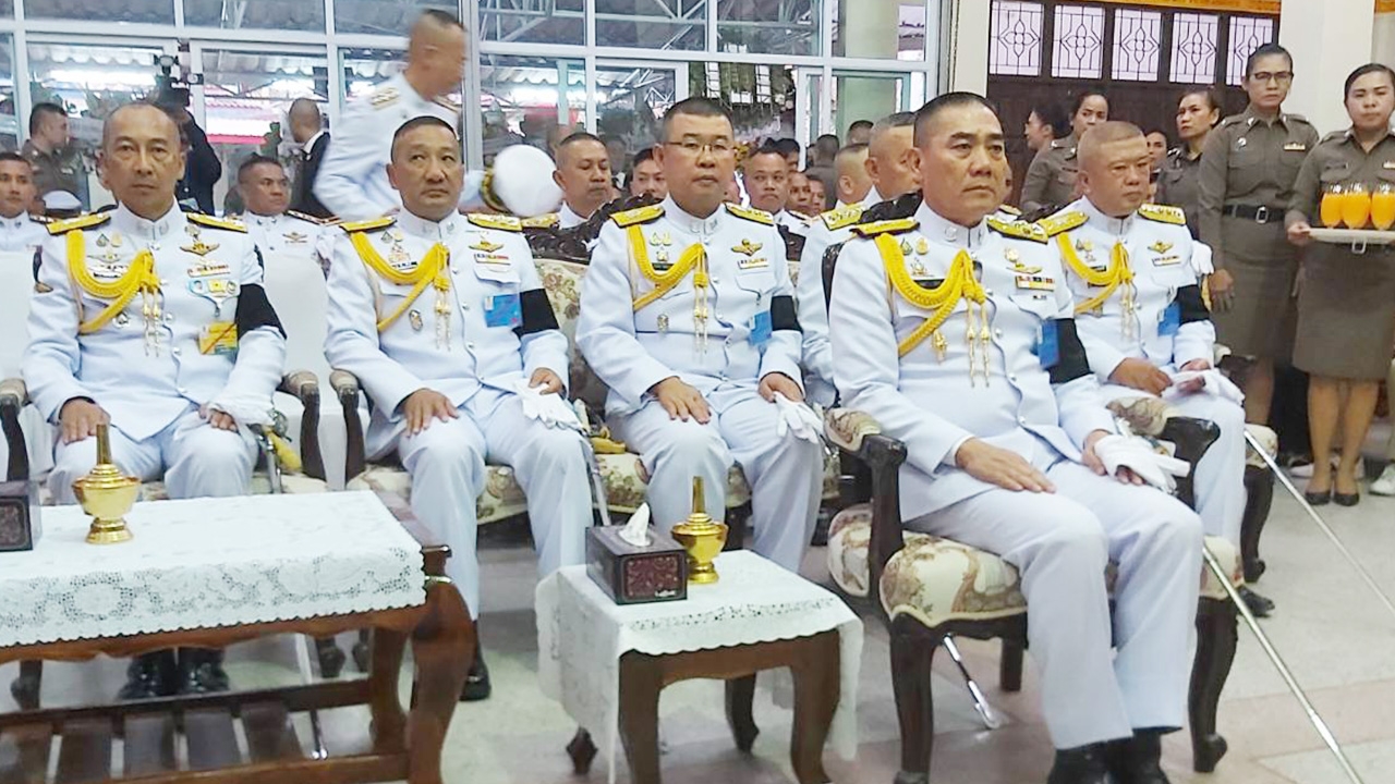 "บิ๊กแป๊ะ" นำตร.ชั้นผู้ใหญ่ ร่วมพิธีสวดพระอภิธรรมศพ 2 เหยื่อกราดยิงโคราช