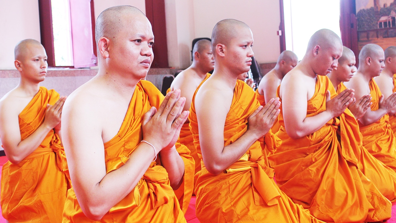 ทหารบวชหน้าไฟ อุทิศส่วนกุศลผู้เสียชีวิตเหตุกราดยิง ผู้ว่าฯ มอบรายละ 1 ล้าน