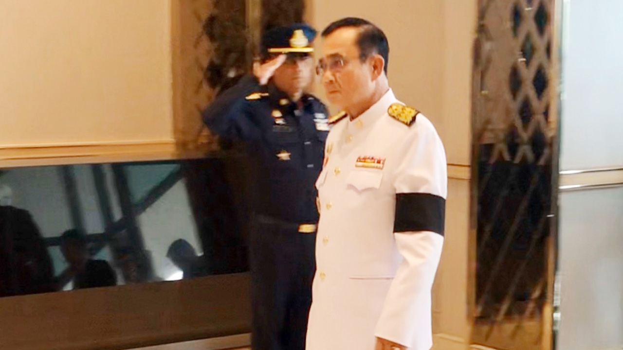 “ประยุทธ์-ประวิตร-อนุพงษ์” บินร่วมงานพระราชทานเพลิงศพผู้เคราะห์ร้ายที่โคราช